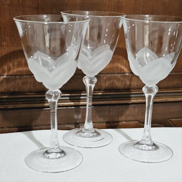 3 Cristal D'Arques Florence Wine Glasses 6.5" crystal frosted 3D petals romantic - Picture 3 of 7